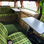 Intérieur du Combi Kermit avec son aménagement camping Westfalia d'origine